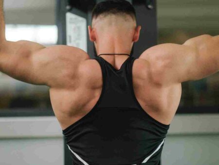 Muscler les trapèzes : shrugs, rowing ou tirage, que privilégier ?